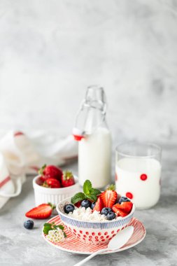 Kahvaltıda taze çilek ve süt ile süzme peynir. Sevgililer Günü 'nün tarifi. Boşluğu kopyala