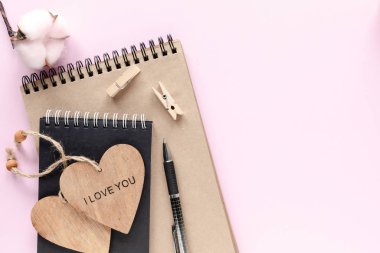 Dizüstü bilgisayarı ve kadın aksesuarlarıyla moda blogcusu çalışma alanı soluk pembe masada kozmetik ürünleri. Sevgililer Günü için tatlı, çörek, kurabiye ve hediyeler. düz yatış, üst görünüm