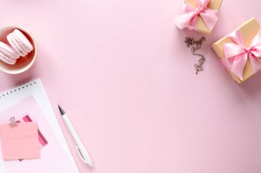 Dizüstü bilgisayarı ve kadın aksesuarlarıyla moda blogcusu çalışma alanı, pembe bir masada kozmetik ürünler. Bayram Sevgililer Günü için hediyeler. Kadın ticareti ve kozmetik ürünlerinin satışı için pembe arka plan .