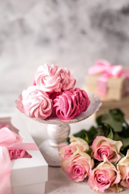 8 Mart ve Sevgililer Günü 'nde bayram hediyesi olarak bir buket çiçek ve böğürtlenlerden elde edilen ev yapımı marşmelov. Dikey fotoğraf. Boşluğu kopyala