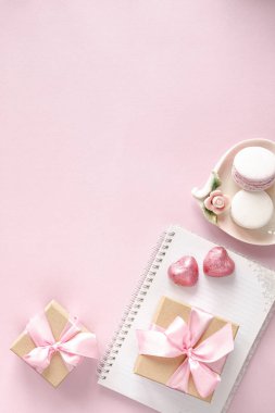 Hediye kutusu ya da hediye kutusu ve pembe masa manzaralı çiçekler. Düz yatıyordu. Doğum günü, düğün, sevgililer günü, 8 Mart konsepti. Boşluğu kopyala