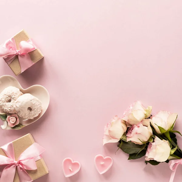 Подарочная коробка или подарочная коробка и цветы на розовом столе вид сверху. Плоский лежал. День рождения, свадьба, день Святого Валентина, 8 марта концепция. копировальное пространство — стоковое фото