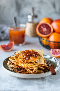 Reçelli krep ya da kırmızı portakaldan marmelat. Lezzetli bir kahvaltı. Portakal soslu krep..