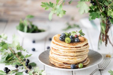 Taze böğürtlen, frenk üzümü, yabanmersini, bal ve çay ile krep.