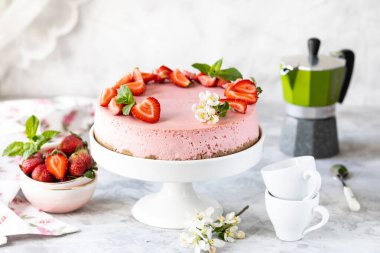 Beyaz bir masada taze çilekli cheesecake. Seçici odaklanma. Yatay