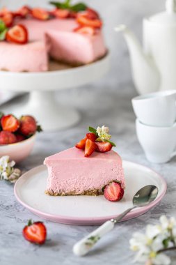 Beyaz bir masada taze çilekli cheesecake. Seçici odaklanma. dikey