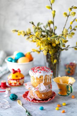 Geleneksel paskalya pastası. Paskalya pastası, renkli yumurtalar ve bahar çiçekleri..