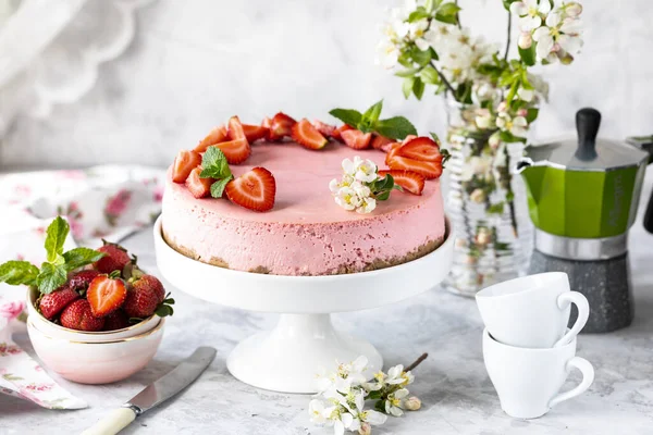 Käsekuchen Mit Frischen Erdbeeren Auf Einem Weißen Tisch Selektiver Fokus — Stockfoto