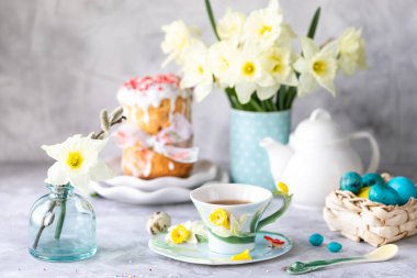 Geleneksel paskalya pastası. Paskalya pastası, renkli yumurtalar ve bahar çiçekleri. Yatay