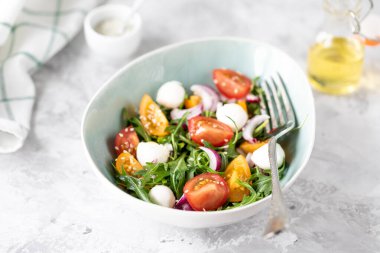 Sağlıklı salata, roka, sarı, kırmızı domates ve mozzarella. Yatay