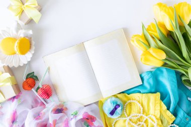 Renkli yaz kadınları düz moda kıyafetleri. Elbise, güneş gözlüğü, beyaz arka planda çiçekler, üst manzara, geniş kompozisyon. Yaz modası, tatil konsepti. Düz yatıyordu