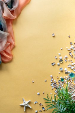 Tropikal arka plan. Palmiye ağaçları. Sarı arka planda deniz yıldızı ve kabuklu dallar. Yolculuk. Boşluğu kopyala