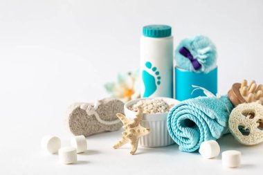 Spa aksesuarları - deniz tuzu, fırça, toz, köpüren banyo tabletleri, sünger taşı, arka planda krem. Sağlıklı yaşam tarzı kavramı. Güzellik, yaşam tarzı, cilt bakımı için kompozisyon. Cilt bakımı için makyaj malzemeleri. Banyo için dekor. Spa seti.