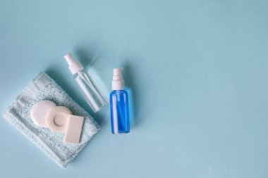 Mavi arka planda tıbbi konsept. Virüse karşı korunma araçları: tıbbi maske, antiseptikler, el hijyen ürünleri, dezenfektanlar.
