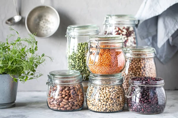 Set Van Verschillende Peulvruchten Glazen Potjes Een Houten Tafel Een — Stockfoto