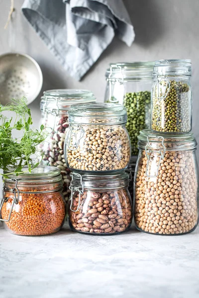 Set Van Verschillende Peulvruchten Glazen Potjes Een Houten Tafel Een — Stockfoto