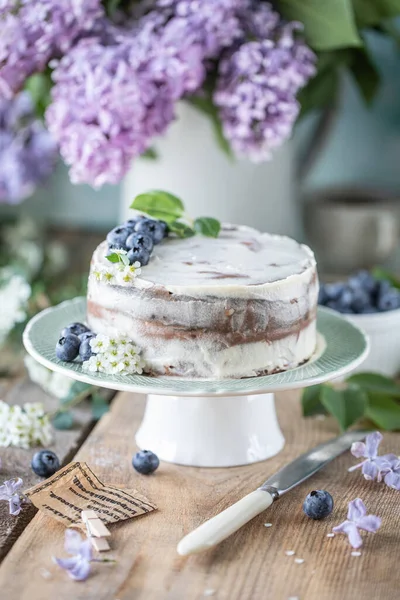 Hausgemachte Kirschtorte Mit Sahne Mascarpone Auf Hellem Hintergrund Und Einem — Stockfoto