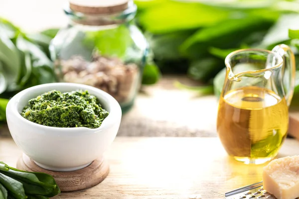 Pesto Porro Selvatico Con Olio Oliva Parmigiano Mortaio Ceramica Bianca — Foto Stock