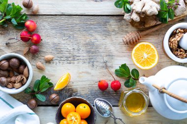 Bağışıklık için sağlıklı ürünler ahşap arka planda yükseltiliyor ve üst görünümü kopyalıyor. Limon, fındık, kızıldan bağışıklık sistemine.