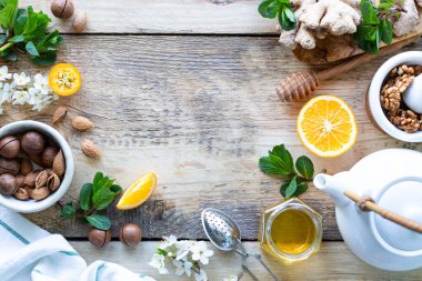 Bağışıklık için sağlıklı ürünler ahşap arka planda yükseltiliyor ve üst görünümü kopyalıyor. Limon, fındık, kızıldan bağışıklık sistemine.