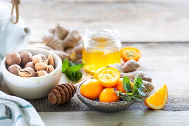 Bağışıklık sistemini güçlendirmek için bir dizi ürün. Bal, limon, fındık, bağışıklık arttırıcı zencefil. Boşluğu kopyala.