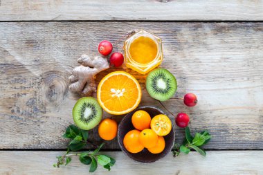 Bağışıklık sistemini güçlendirmek için bir dizi ürün. Bal, limon, fındık, bağışıklık arttırıcı zencefil. en üstteki görünüm.