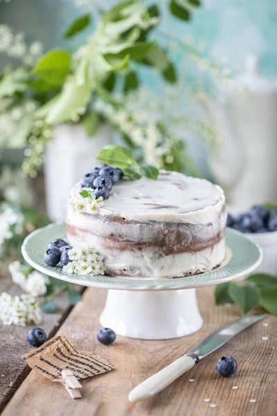 Hausgemachte Kirschtorte Mit Sahne Mascarpone Auf Hellem Hintergrund Und Einem — Stockfoto