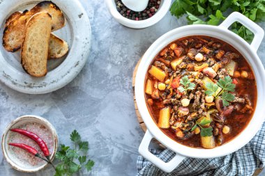 Domates, fasulye, nohut ve sebzeli kalın kıymalı et çorbası. Sağlıklı bir akşam yemeği. Yukarıdan bak. en üstteki görünüm.