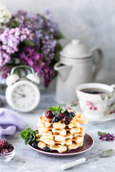 Waffles Caseiros Com Bagas Mel Uma Xícara Café Mesa Com — Fotografia de Stock