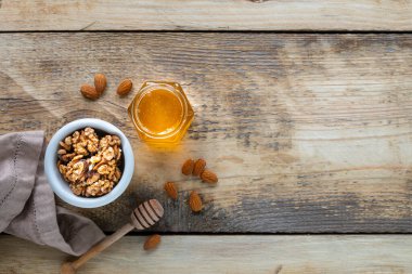 Bağışıklık sistemini güçlendirmek için bir dizi ürün. Bal, fındık, bağışıklık artırmaya. en üstteki görünüm.