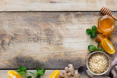 Bağışıklık sistemini güçlendirmek için bir dizi ürün. Bal, limon, fındık, bağışıklık arttırıcı zencefil. en üstteki görünüm.