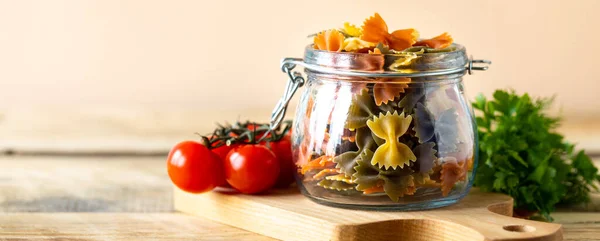 Verschillende Soorten Italiaanse Pasta Glazen Potten Een Gele Houten Tafel — Stockfoto