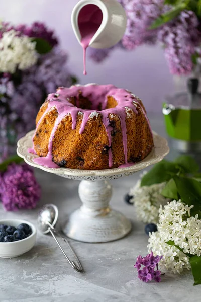 Hausgemachte Cupcake Mit Beeren Auf Hellem Hintergrund Und Einem Strauß — Stockfoto