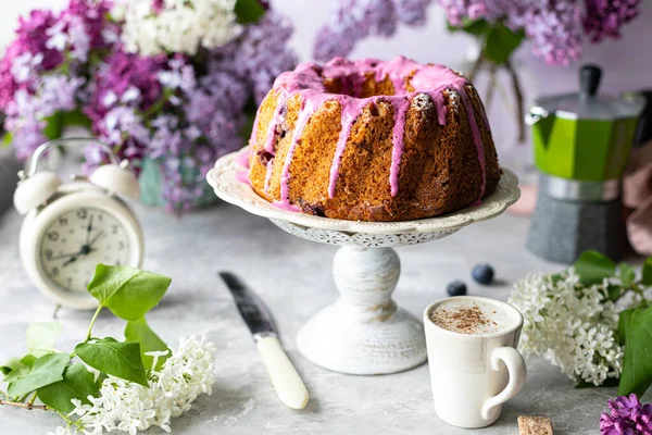 Hausgemachte Cupcake Mit Beeren Auf Hellem Hintergrund Und Einem Strauß — Stockfoto
