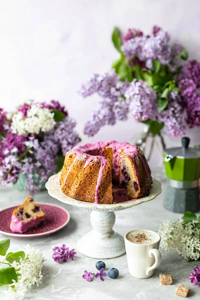 Hausgemachte Cupcake Mit Beeren Auf Hellem Hintergrund Und Einem Strauß — Stockfoto