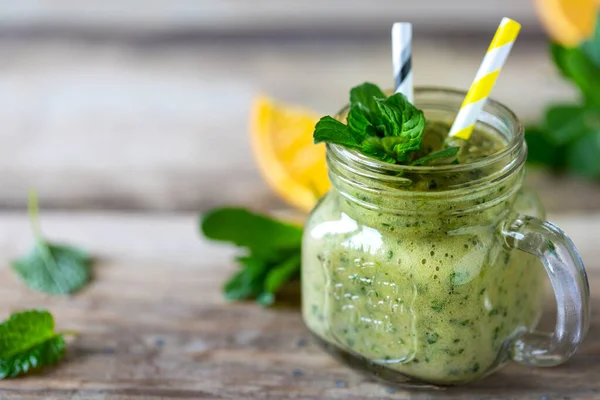 Domácí Zelený Koktejl Sklenici Špenátem Pomerančem Jablkem Mátou Sklenici Ingrediencích — Stock fotografie