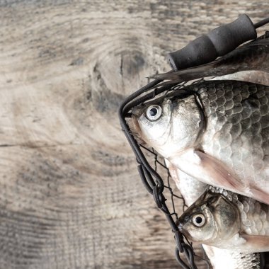 Tahta bir masada çiğ nehir balığı. Kopyalama alanı olan üst görünüm