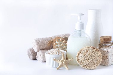 Beyaz arka planda yüz ve vücut için organik spa kozmetikleri. Eko banyo aksesuarları. Boşluğu kopyala.