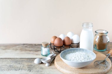 Tahta arka planda küçük krep mısır gevreği tarifi için gerekli malzemeler. Boşluğu kopyala