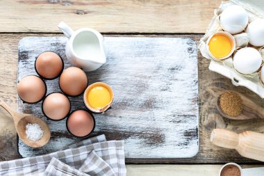 Tahta arka planda çikolatalı krep gevreği pişirme tarifi, tatlı pişirme malzemeleri, üst manzara. Boşluğu kopyala