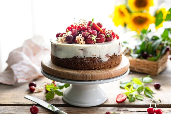 Hausgemachter Käsekuchen aus gemischten frischen Beeren, selektiver Fokus. horizontal. Kopierraum — Stockfoto