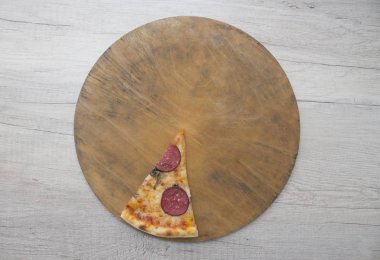 Tahta masada salam dilimli pizza