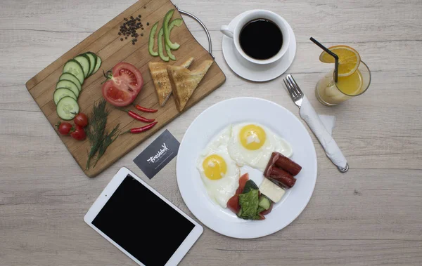 Widok Góry Tablet Komputer Śniadanie Kawa Toasty Stole — Zdjęcie stockowe