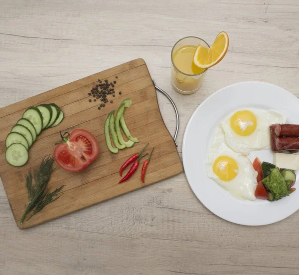 vegetables and orange juice with ready meal to eat