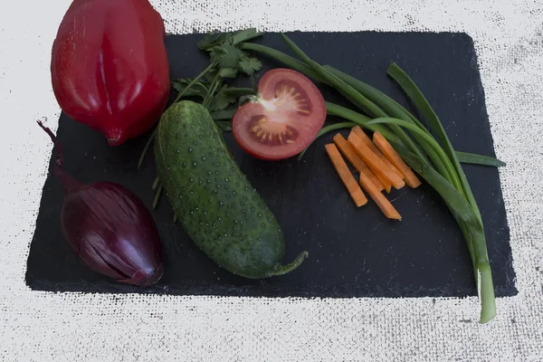 Свежие Овощи Перец Огурец Лук Помидор Кухонном Столе — стоковое фото