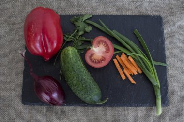 Taze sebze, biber, salatalık, soğan, domates.