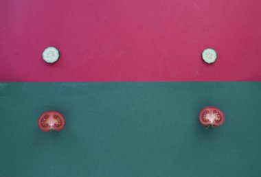 Kırmızı ve yeşil arka planda taze domates ve salatalık manzarası 