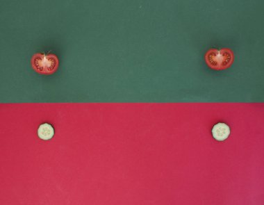 Kırmızı ve yeşil arka planda taze domates ve salatalık manzarası 