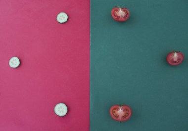 Taze domates ve salatalık dilimlerinin üst görüntüsü. 