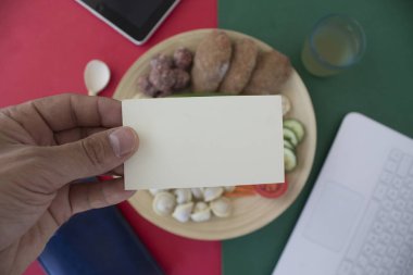 Ev yapımı hamur tatlısı ve pirzola arkaplanlı bir el.
